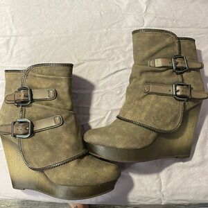 Wedge bootie